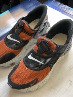 Nike Go FlyEase Sneakers – Black / Orange / Speckled Sole – Men’s 7.5